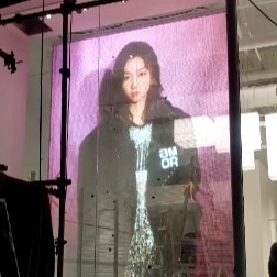 P10 풀 컬러 필름 스크린은 사무실 건물에 최대 전력 700w를 빠르게 발산합니다