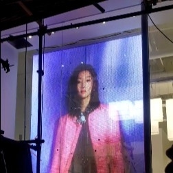 P10 풀 컬러 필름 스크린은 사무실 건물에 최대 전력 700w를 빠르게 발산합니다