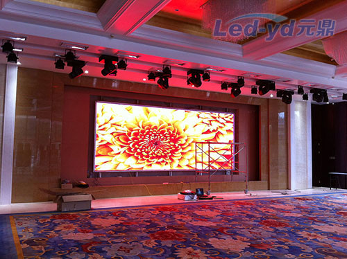 야외 P2.5 작은 픽셀 피치 COB LED 화면 480*540mm 원활한 90° 연결